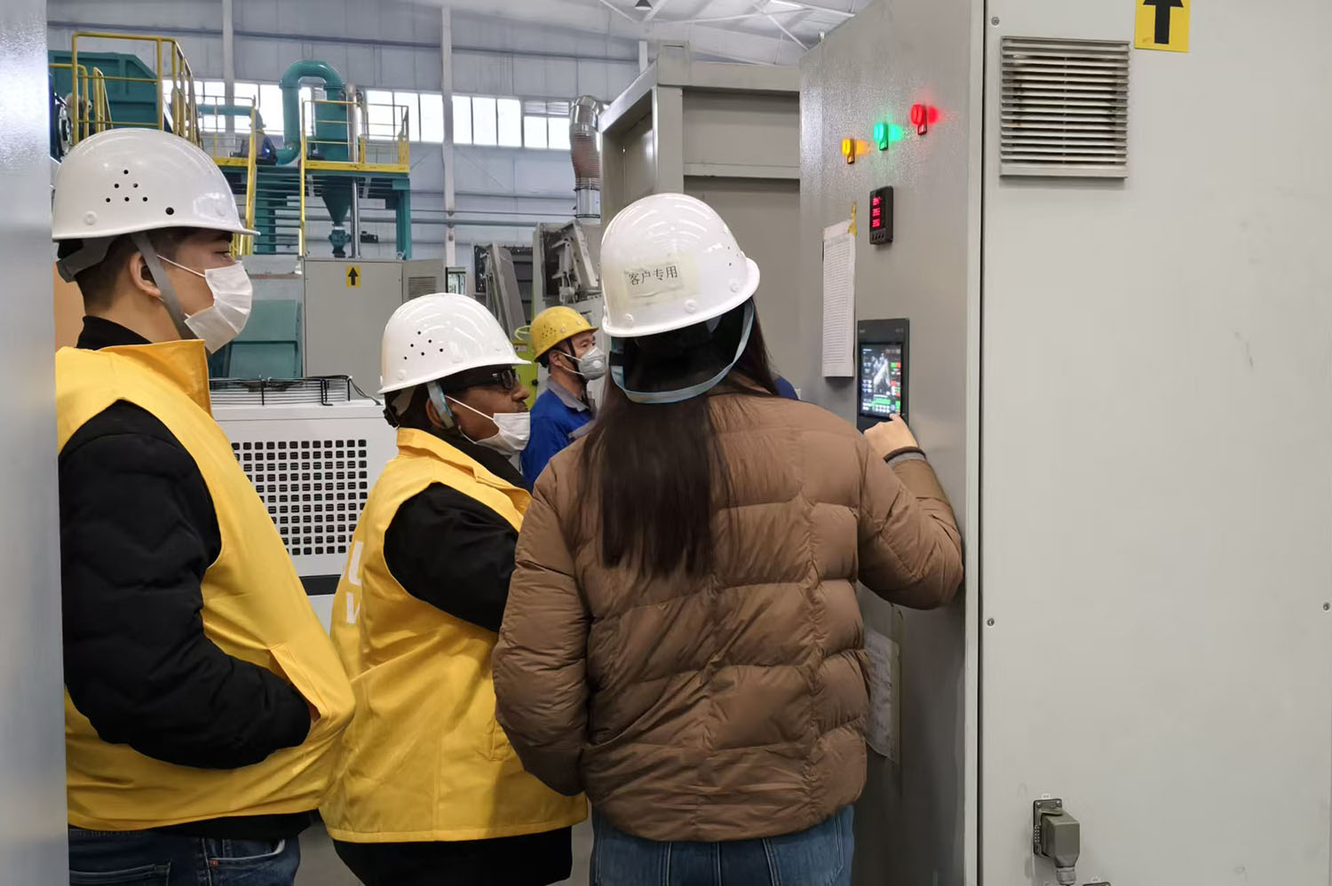 海外客戶(hù)親測(cè)！這臺(tái)易拉罐炭化爐憑什么征服印度市場(chǎng)？